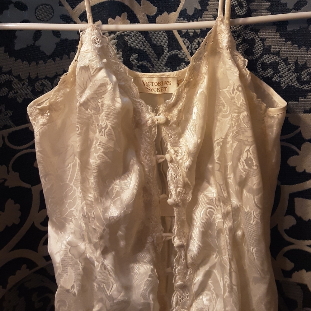 Victoria's Secret off white silky shorty Med